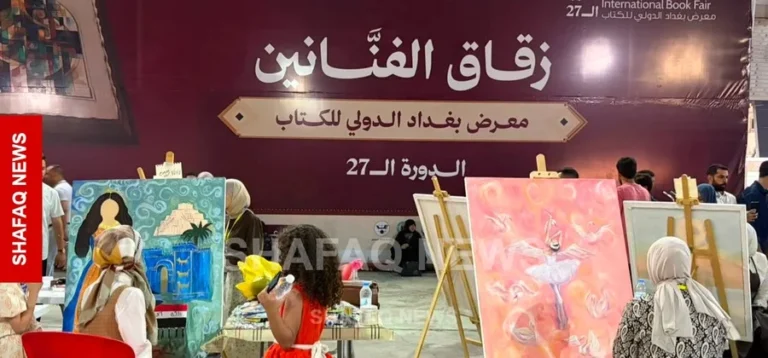 شباب فنانون يرسمون روايات بغداد