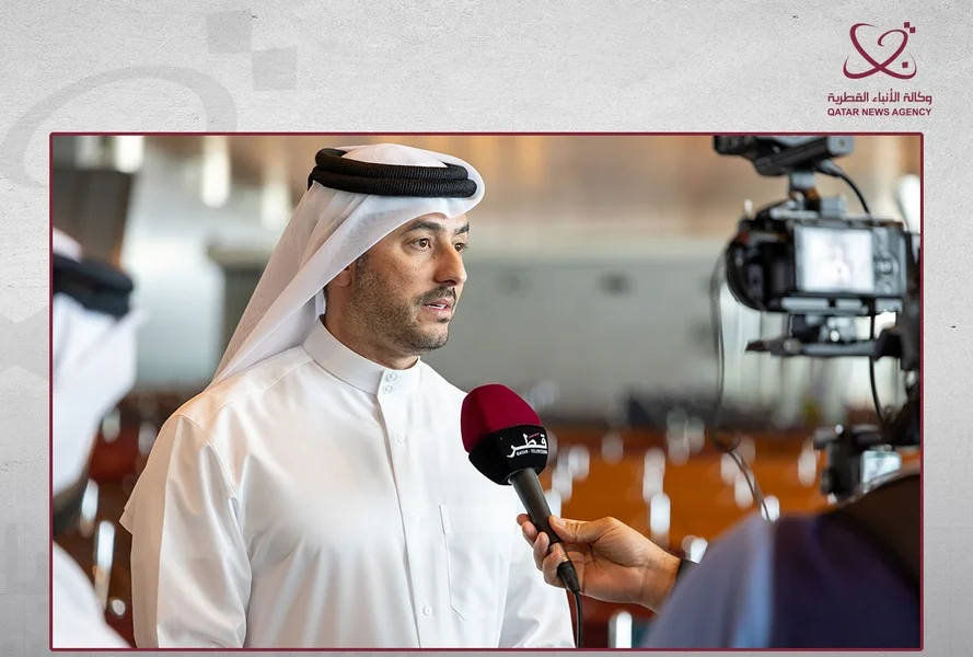 طائرة الخطوط القطرية ومسافرون